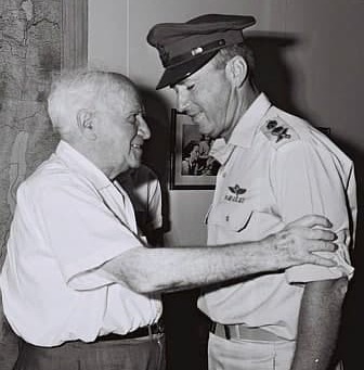Yitzhak Rabin felicita a David Ben Gurion en el día que el primer primer ministro de Israel cumplió 80 años. 