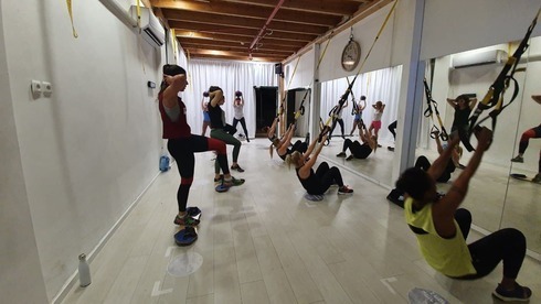Personas haciendo ejercicio en un gimnasio del centro de Israel.