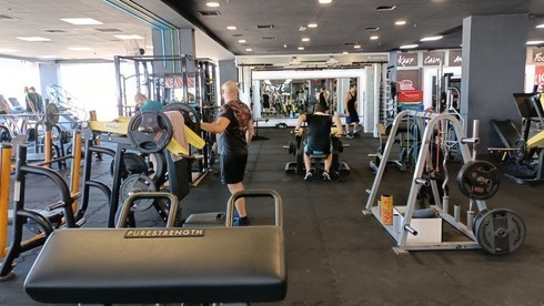 Personas haciendo ejercicio en un gimnasio de Ashkelon. 