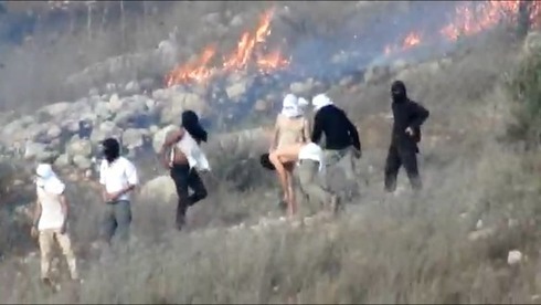 Residentes de asentamientos en Cisjordania arrojan piedras a los palestinos e incendian sus campos el sábado. 