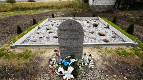 Homenaje a los 60 judíos ejecutados durante el Holocausto en Wojslawice. 