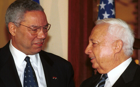 El Secretario de Estado estadounidense Colin Powell se reúne con el Primer Ministro electo Ariel Sharon el 25 de febrero de 2001.