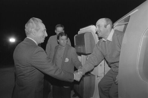 Natan Sharansky es recibido en Israel por el entonces primer ministro Shimon Peres tras su liberación en 1986. 