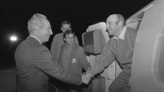 Natan Sharansky es recibido en Israel por el entonces primer ministro Shimon Peres tras su liberación en 1986.