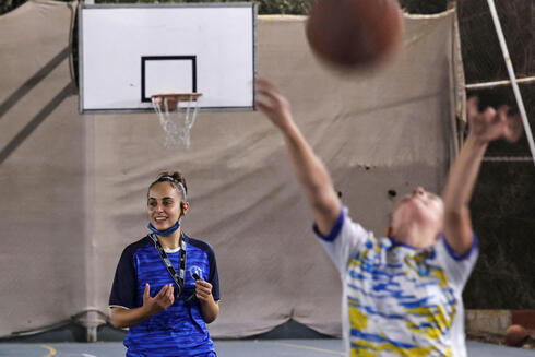 Amira Ismail dirige un partido de entrenamiento en Gaza. 