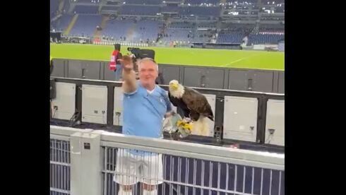 El posadero del águila mientras realiza el saludo fascista. 