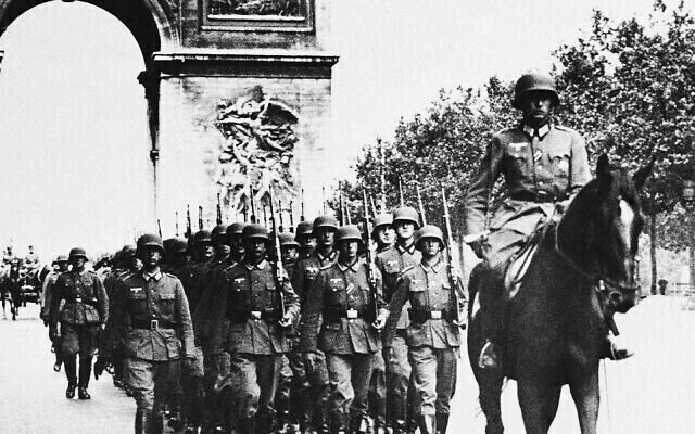 Soldados nazis marchan en París, Francia, en 1940.