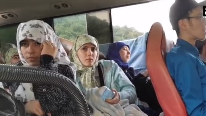 Familias y niños de un culto judío intentan llegar a Irán. 