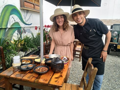 Tali Akuka en su visita a un local de comida tradicional de Ecuador. 