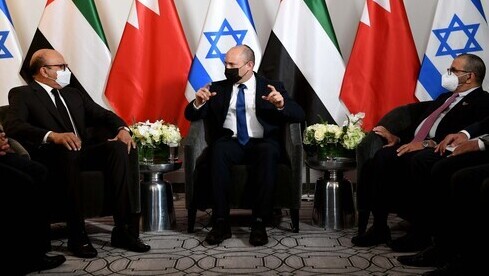 El primer ministro Bennett, el ministro de Relaciones Exteriores de Bahrein (izquierda) y el ministro de Asuntos de Estado de los Emiratos Árabes Unidos (derecha). 
