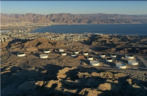 Contenedores de almacenamiento de petróleo de Eilat Ashkelon Pipeline Company (EAPC) en las montañas cerca de la ciudad portuaria de Eilat en el Mar Rojo. 