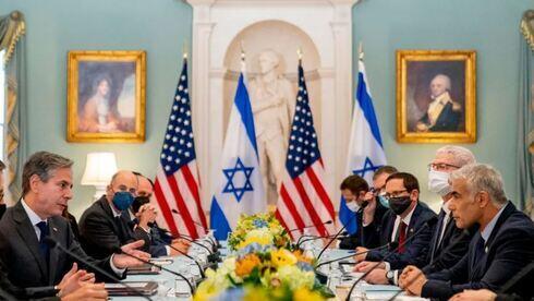 El secretario de Estado, Antony Blinken (primero a la izquierda), y el canciller Yair Lapid (primero a la derecha), durante una reunión en Washington. (AP) El secretario de Estado, Antony Blinken (primero a la izquierda), y el canciller Yair Lapid (primero a la derecha), durante una reunión bilateral el 13 de octubre de este año.