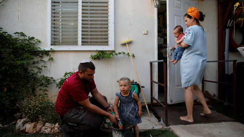 Familia de colonos israelíes en el asentamiento de Ofra. 