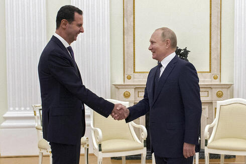 El presidente ruso, Vladimir Putin, se saluda con el presidente de Siria, Bashar Hafez al-Assad. 