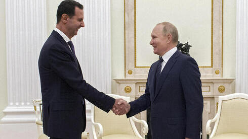 El presidente ruso, Vladimir Putin, se saluda con el presidente de Siria, Bashar Hafez al-Assad. 