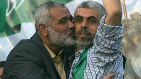 El líder de Hamas, Ismail Haniyeh, saluda a Yahya Sinwar después de su liberación de la prisión israelí en el acuerdo Shalit. 