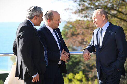 Bennett y Putin charlan distendidos en Sochi, frente a la costa rusa del Mar Negro. 