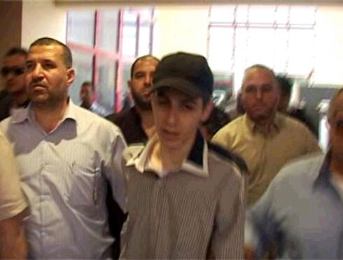 Gilad Shalit liberado por Hamas en 2011. 