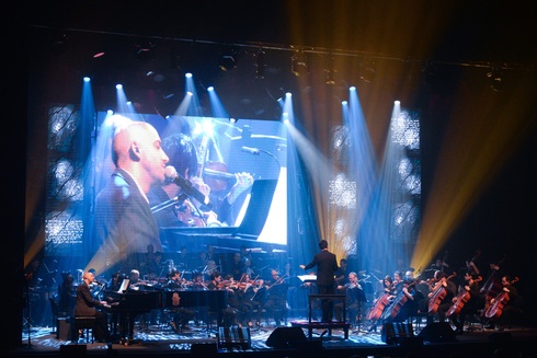 Concierto de Idan Raichel y la orquesta formada por Fernando Kiguel en Buenos Aires.