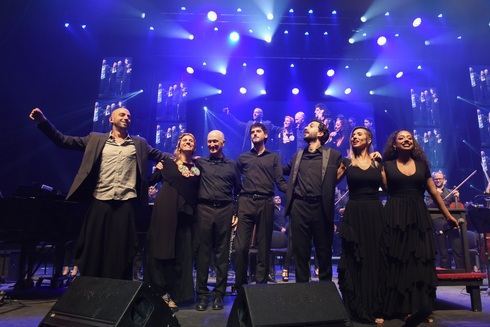 De izquierda a derecha: Idan Raichel, Marta Gómez, Fernando Kiguel , Matias Scheines , Ezequiel Silberstien, Maya Avraham, Yahalom David.