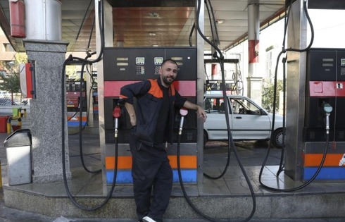 Trabajador iraní en estación de servicio. 