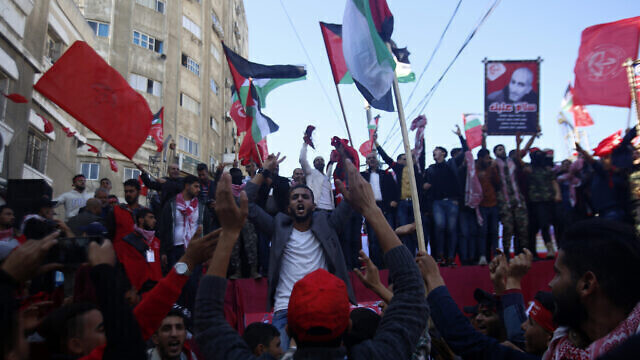 Militantes del Frente Popular para la Liberación de Palestina desfilan por las calles de Gaza. 