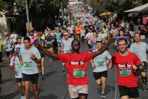 Alrededor de 20 mil participantes en la 10° Maratón de Jerusalem. 