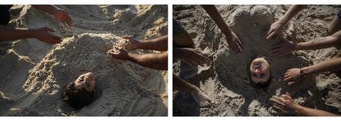 Palestinos juegan a cubrir con arena a un niño en Gaza (izq.) e israelíes hacen lo propio en la playa de Tel Aviv. 