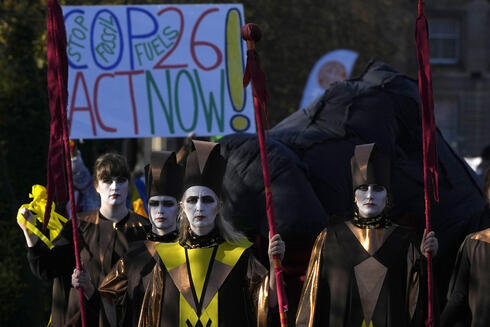 Activistas climáticos de la organización Extinction Rebellion se manifiestan contra el cambio climático en Glasgow antes del inicio de la conferencia COP26.