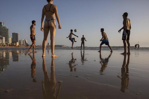 Israelíes practican futvóley en la playa de Tel Aviv. 