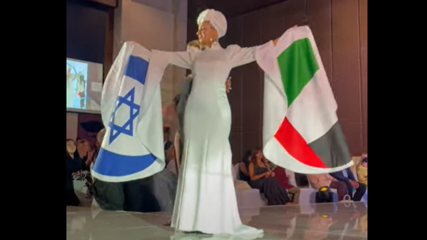 La cantante israelí Narkis muestra las banderas de Israel y Emiratos Árabes Unidos tras su presentación en el festival de moda en Dubai. 