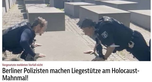 Policías alemanes haciendo flexiones en el monumento al Holocausto de Berlín.