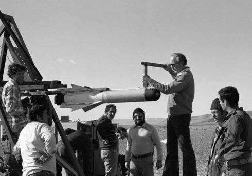 Primeros ensayos del misil Tamuz llevados a cabo por Rafael en la región del Néguev.