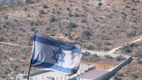 La bandera israelí izada en territorio de Cisjordania. 