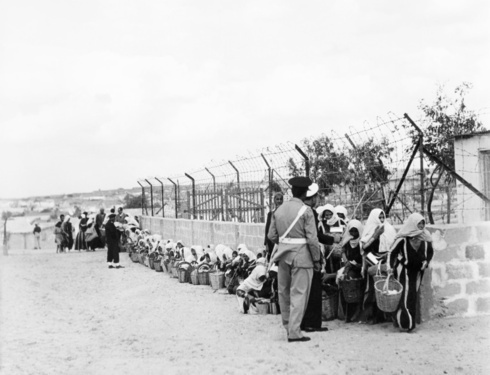 Refugiados palestinos forman fila para recibir alimentos de la UNRWA en un campo de Gaza el 9 de noviembre de 1956.