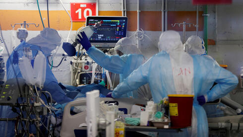 Médicos atienden a un paciente con coronavirus en un hospital de Israel. 