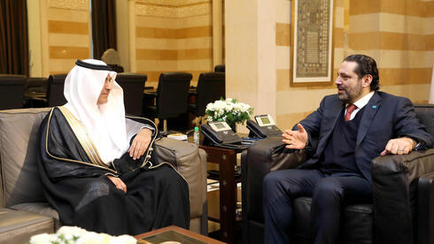 El primer ministro libanés Saad Hariri (derecha) durante una reunión con el enviado saudita Nizar al-Aloula en Beirut en 2018.