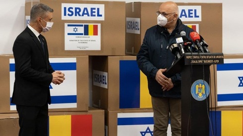 El Dr. Raed Arafat (der.) recibe los concentradores de oxígeno de David Saranga, embajador de Israel en Rumania. 