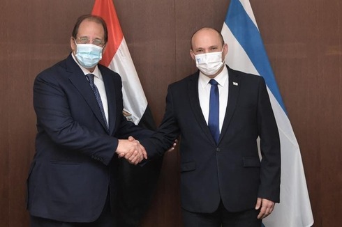 El ministro de Inteligencia egipcio, Abbas Kamel, con el primer ministro Naftali Bennett.