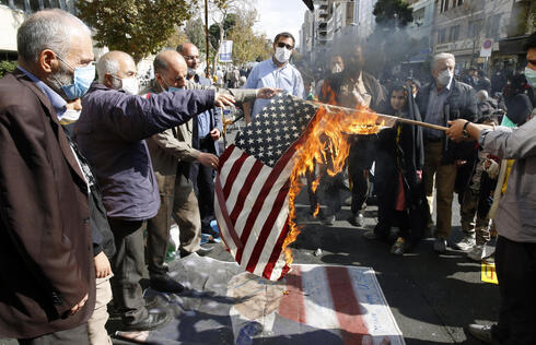 Iraníes prenden fuego una bandera de Estados Unidos durante la conmemoración del 42 aniversario de la crisis de los rehenes. 