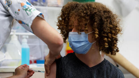 Israel debate la vacunación contra el coronavirus para niños de 5 a 11 años de edad. 
