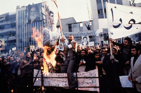 Estudiantes iraníes protestan frente a la Embajada de Estados Unidos en 1979.