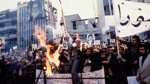 Estudiantes iraníes protestan frente a la Embajada de Estados Unidos en 1979.