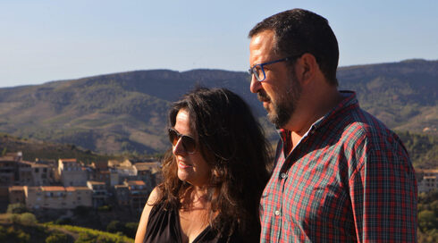 Anne Aletá, izquierda, y Moisés Cohen en su bodega Clos Mesorah Estate en 2018. 