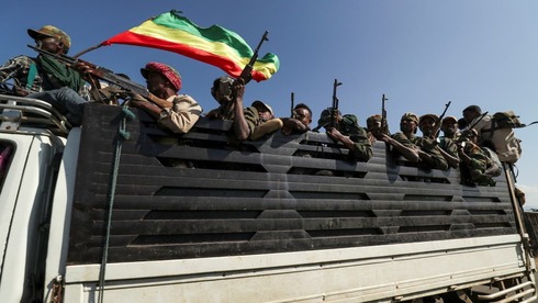 Miembros de las milicias de la región de Amhara viajan en camión para enfrentar al Frente de Liberación del Pueblo de Tigray. 