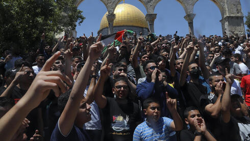 Palestinos protestan por la presencia israelí en el Monte del Templo. 