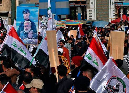 Partidarios de las Fuerzas de Movilización Popular protestan en la Plaza Tahrir, Irak. 