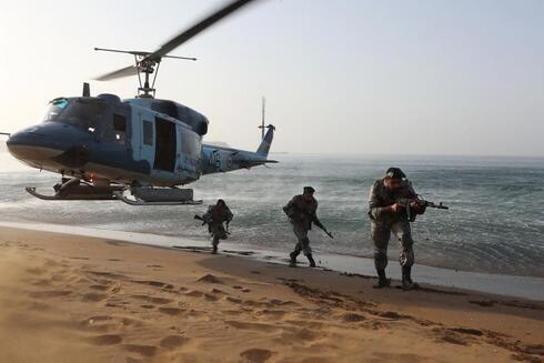 Tropas iraníes realizan ejercicios militares en una zona costera en el sudeste de Irán. 