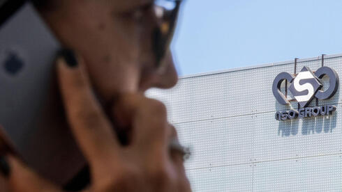 Una mujer israelí usa su iPhone frente al edificio del grupo israelí NSO, en Herzliya. 