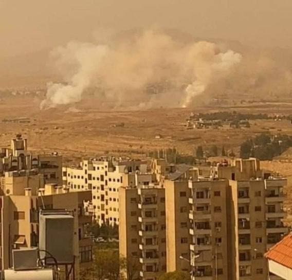 El humo se eleva a las afueras de la ciudad siria de Al-Dimas, al oeste de Damasco. 